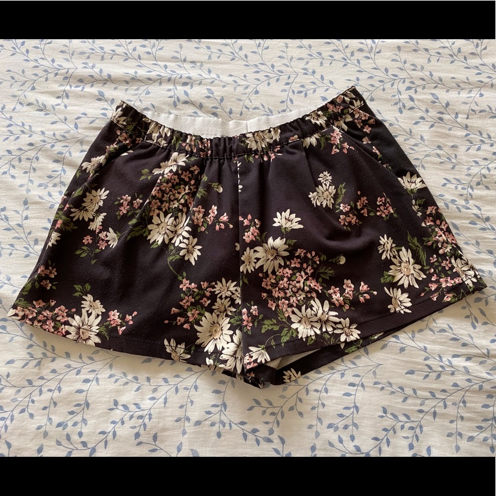 Nard Tree Black Floral pull on Shorts